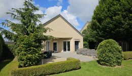 Wunderschöne Villa im Bungalowstil, die auf einem sehr großen Grundstück von 1771 m² in einer sehr ruhigen Lage gebaut wurde